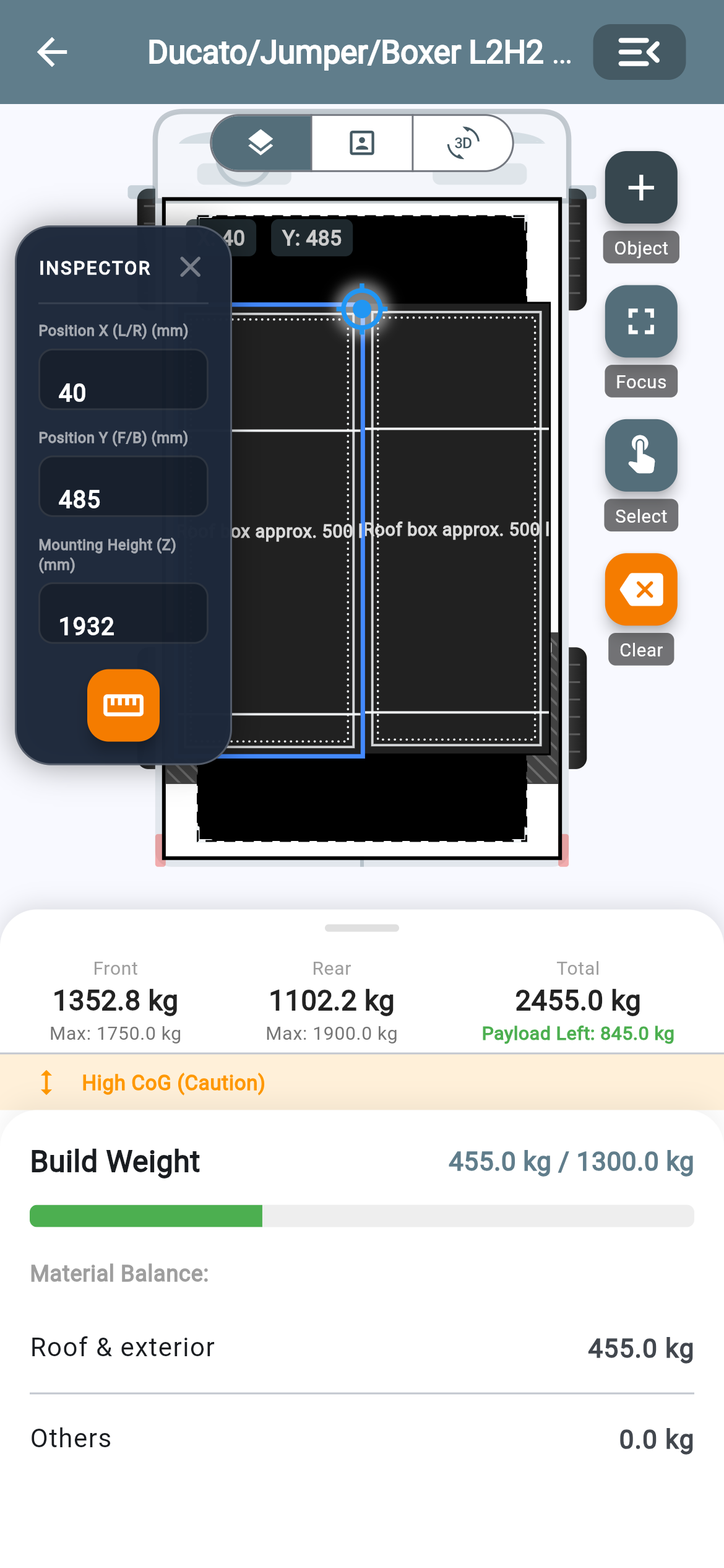 Zwei randvolle Dachboxen, die App warnt vor zu hohem Schwerpunkt